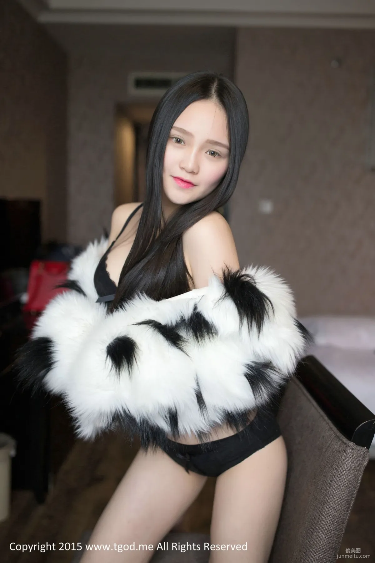 可爱女神佩佩Cassie 《皮草VS白衬衣》  [TGOD推女神] 写真集55
