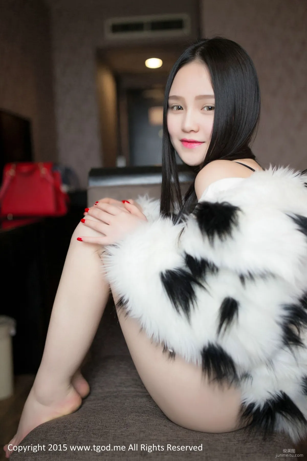 可爱女神佩佩Cassie 《皮草VS白衬衣》  [TGOD推女神] 写真集53