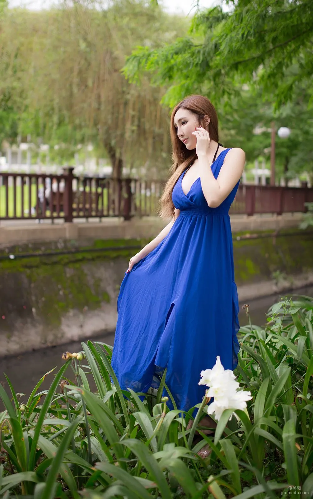 台灣趙芸Syuan《極品藍色長裙女神》寫真集 32