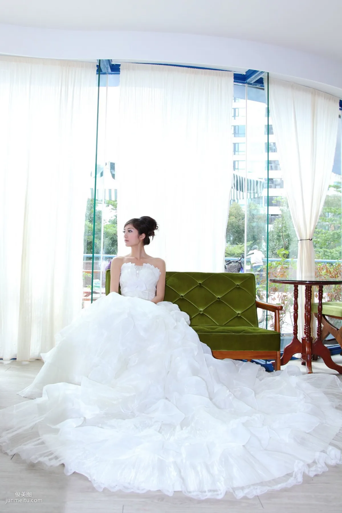 台灣氣質美女Emily《唯美白色婚紗》 寫真集 33