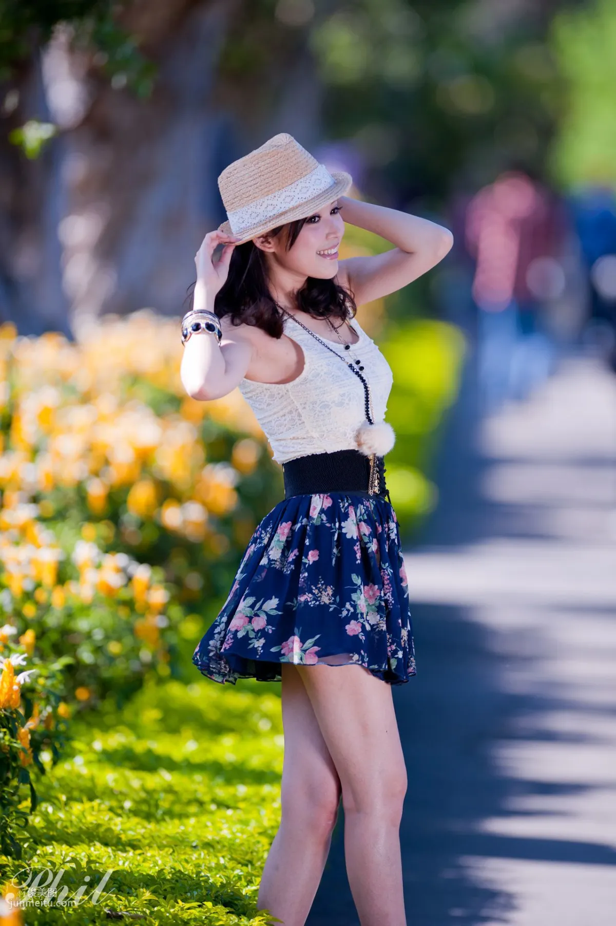 Beautyleg腿模Avy《連衣裙公園外拍》寫真集 4