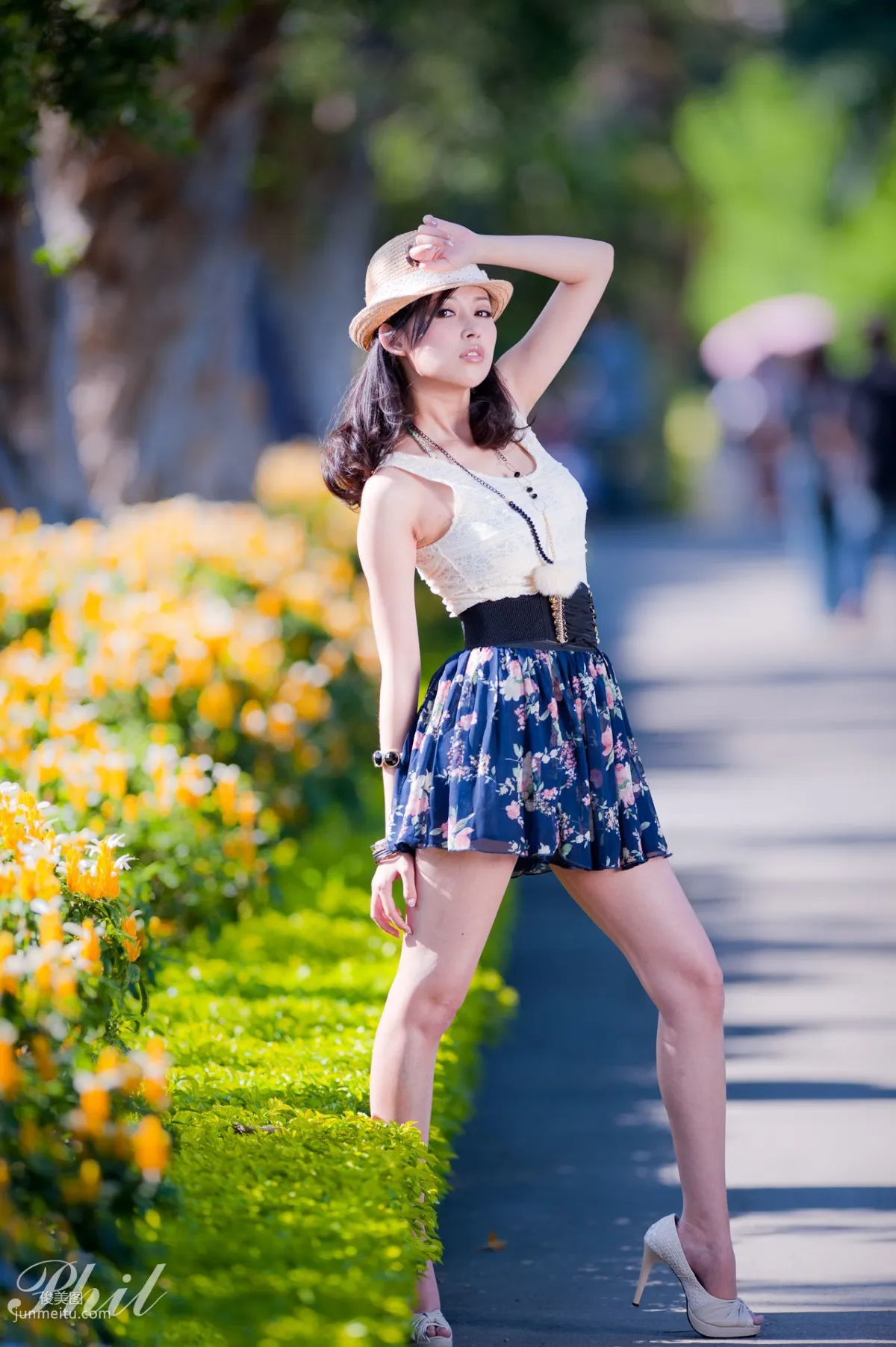Beautyleg腿模Avy《連衣裙公園外拍》寫真集 16