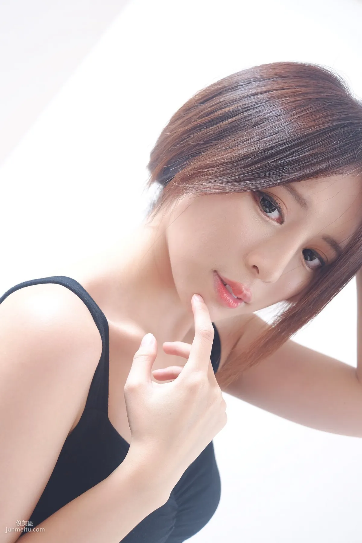 網紅嫩模張齊郡JULIE《甜美吊帶女神》寫真集 18