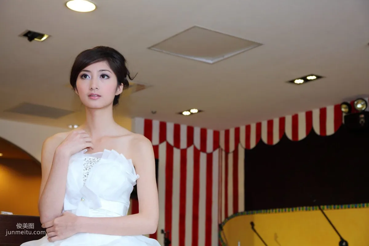 台灣氣質美女Emily《唯美白色婚紗》 寫真集 16