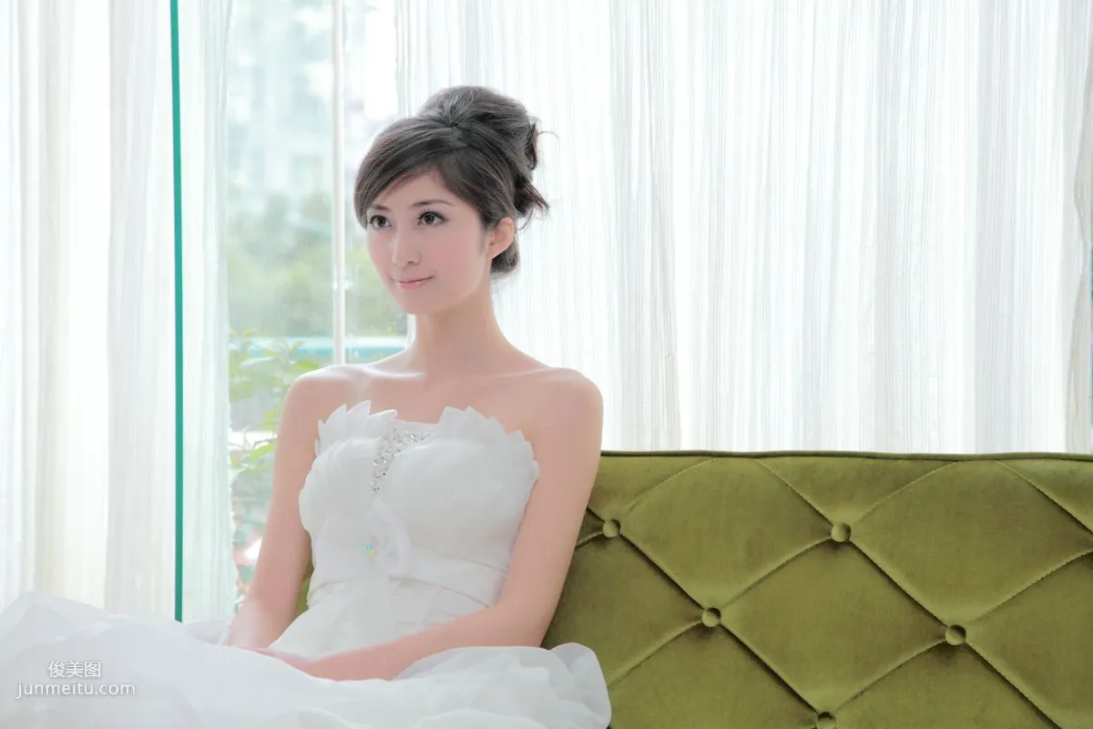 台灣氣質美女Emily《唯美白色婚紗》 寫真集 36
