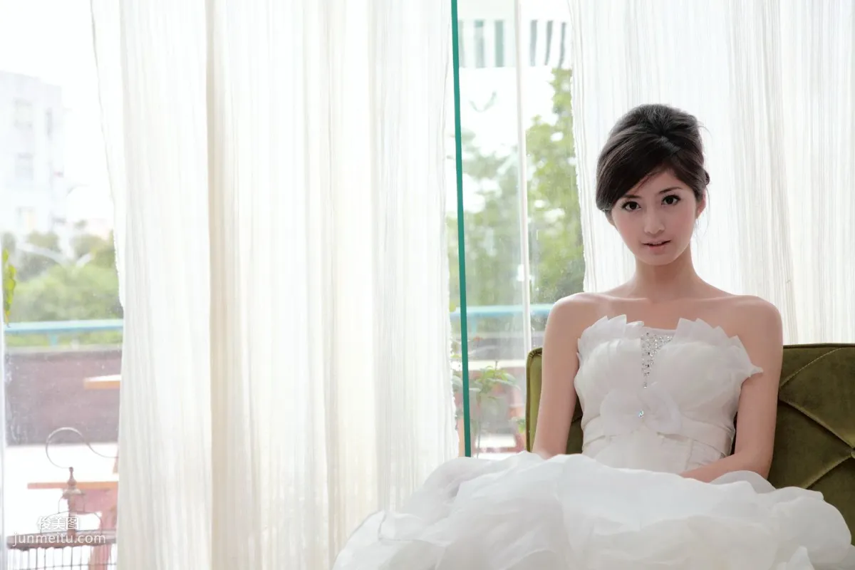 台灣氣質美女Emily《唯美白色婚紗》 寫真集 40
