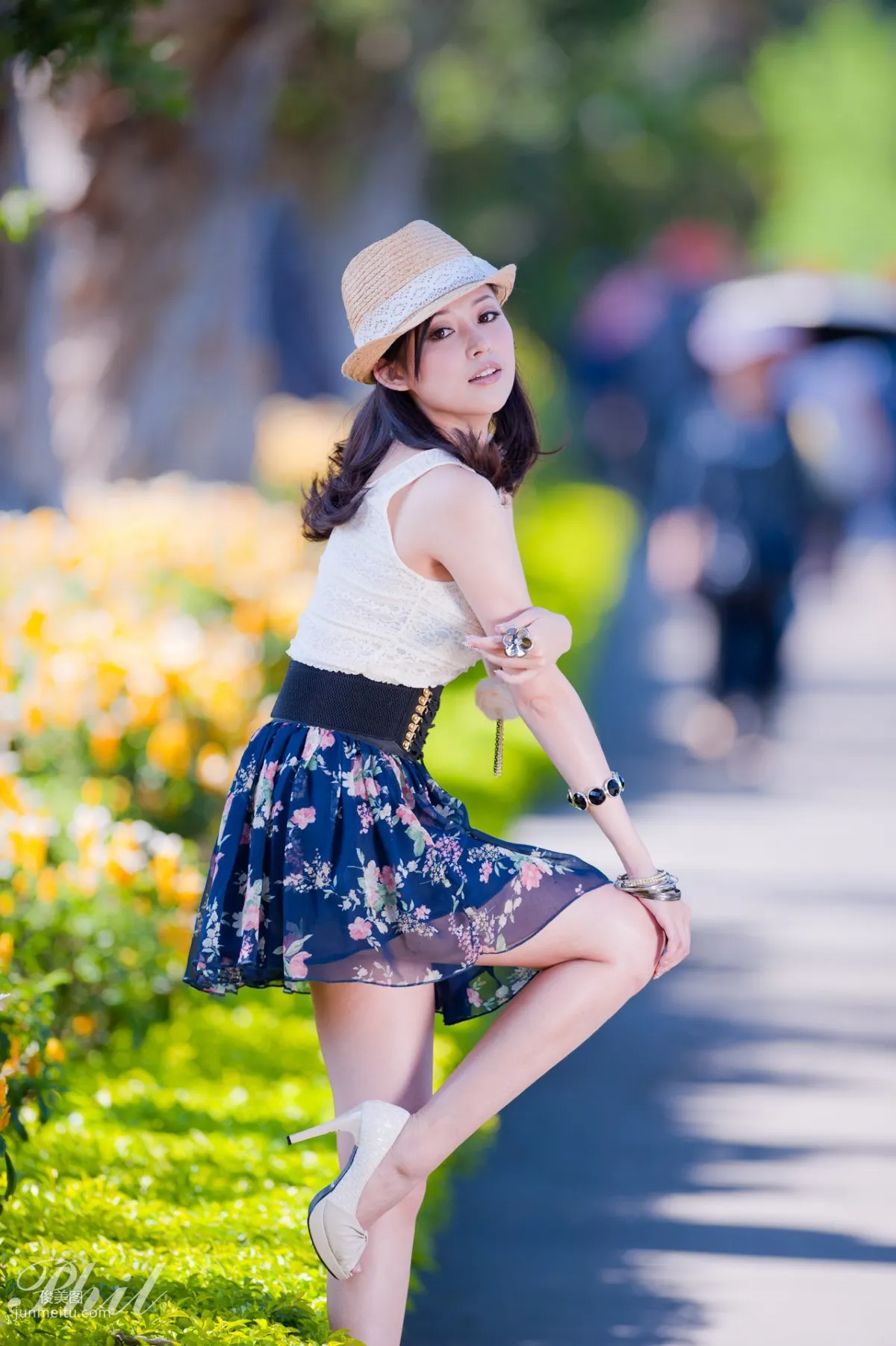 Beautyleg腿模Avy《連衣裙公園外拍》寫真集 8