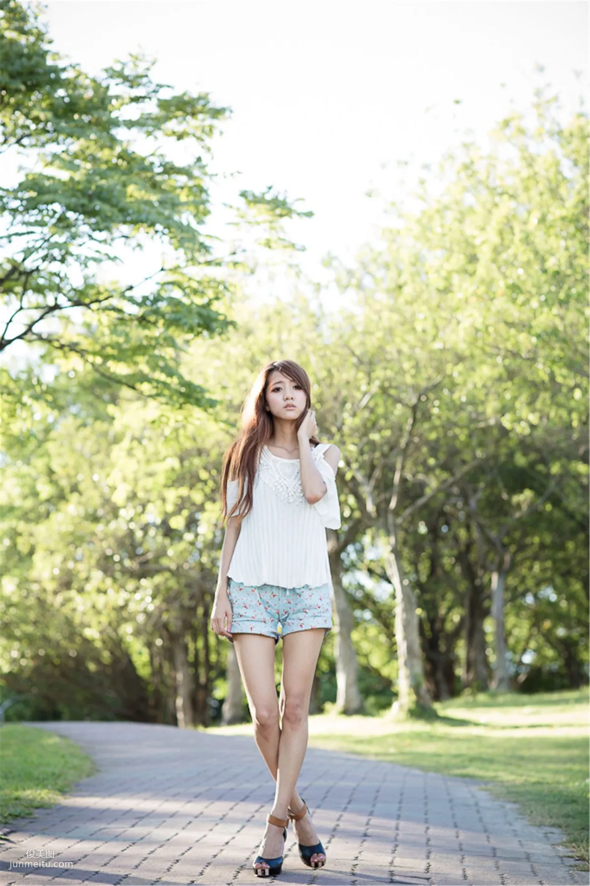 台灣美女妍安/呂芷葇《大安森林公園外拍》寫真集 18