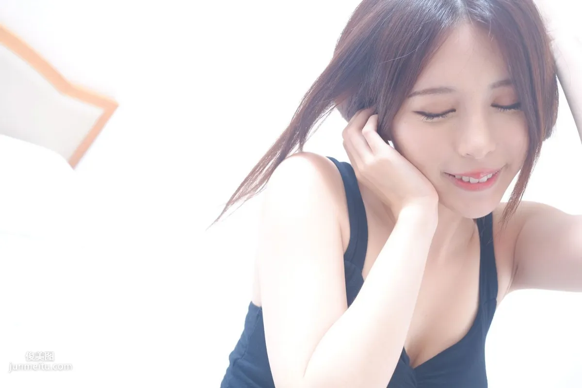 網紅嫩模張齊郡JULIE《甜美吊帶女神》寫真集 21