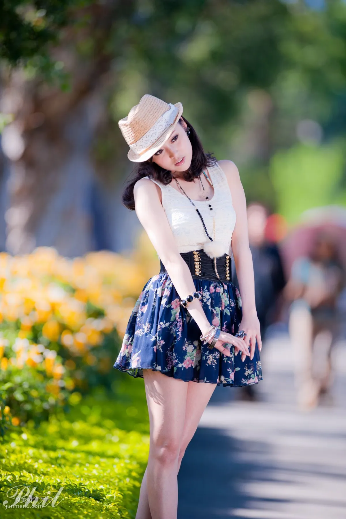 Beautyleg腿模Avy《連衣裙公園外拍》寫真集 10