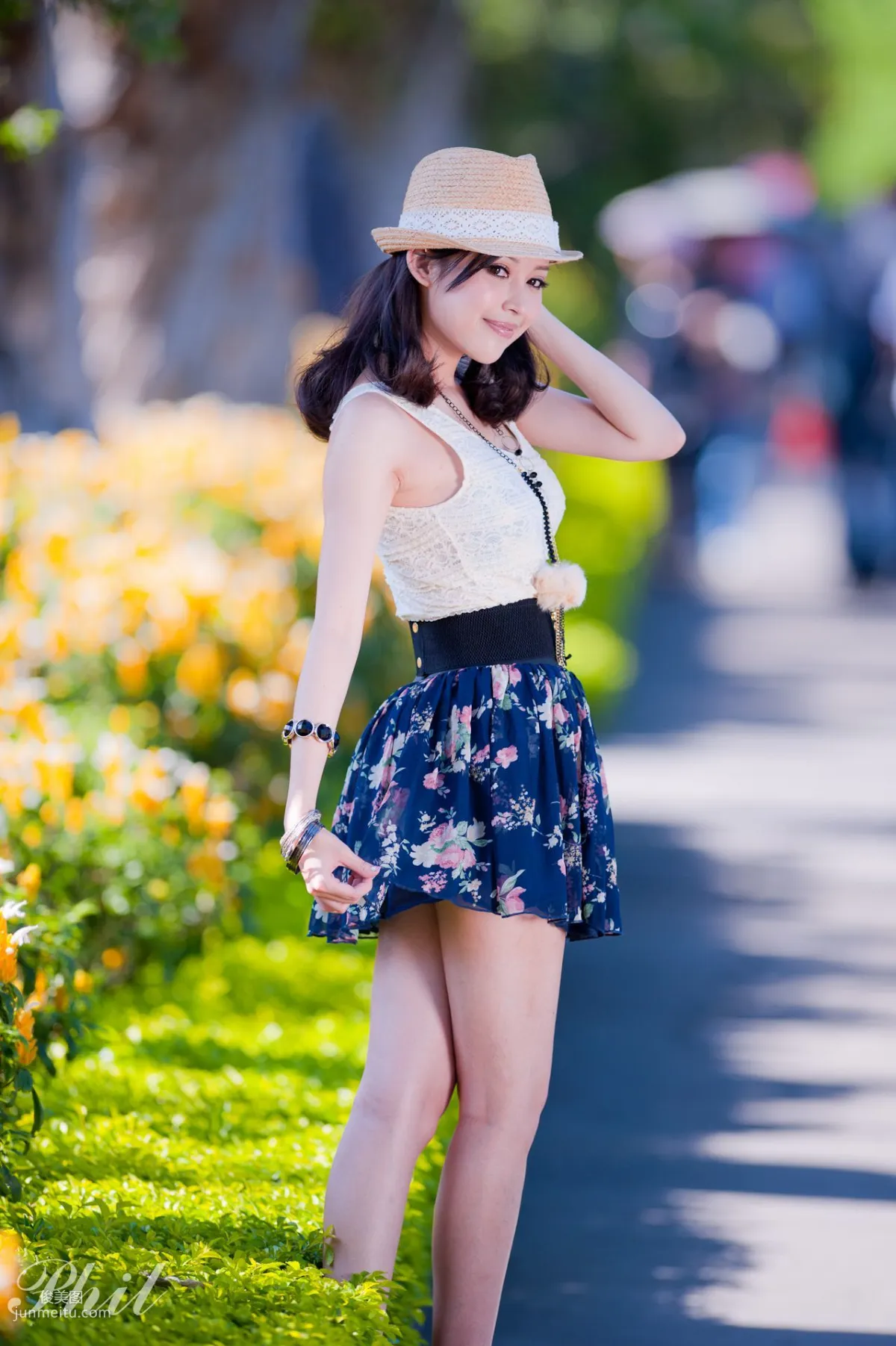 Beautyleg腿模Avy《連衣裙公園外拍》寫真集 7