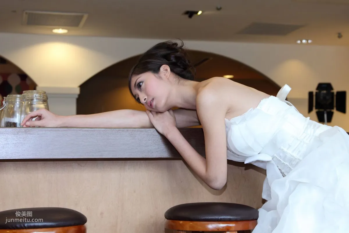 台灣氣質美女Emily《唯美白色婚紗》 寫真集 17