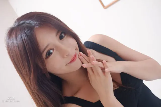 網紅嫩模張齊郡JULIE《甜美吊帶女神》寫真集