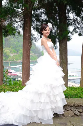 張凱潔/張允霏《日月潭+紙教堂(婚紗)》寫真集