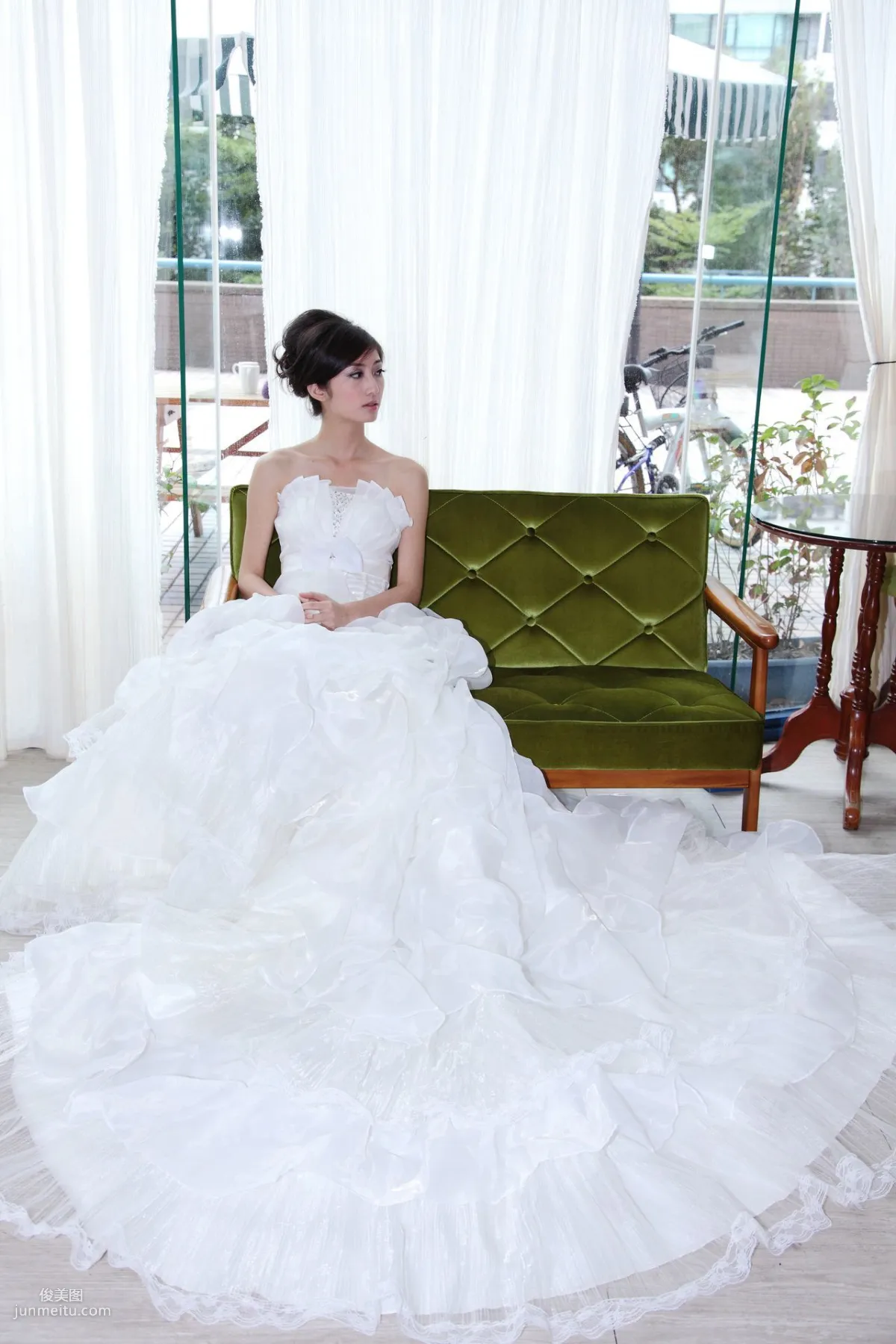 台灣氣質美女Emily《唯美白色婚紗》 寫真集 39