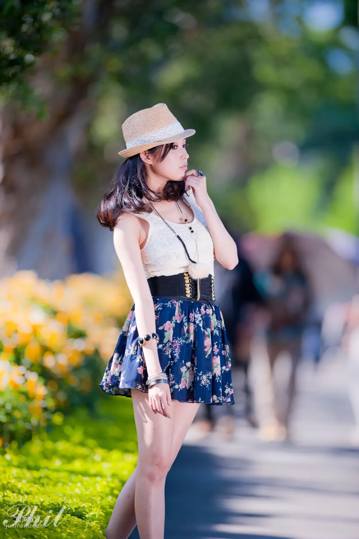 Beautyleg腿模Avy《連衣裙公園外拍》寫真集 11