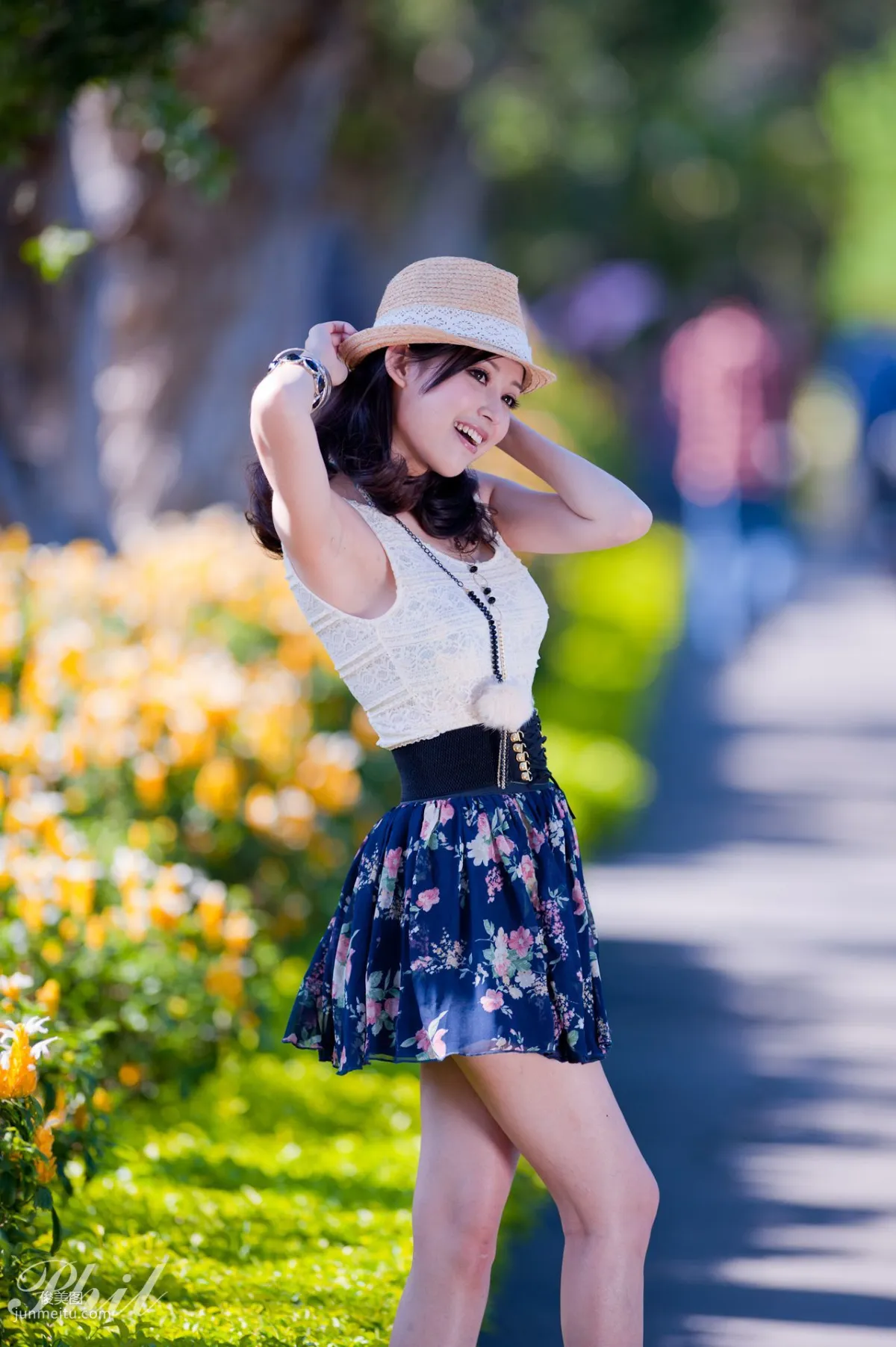 Beautyleg腿模Avy《連衣裙公園外拍》寫真集 5