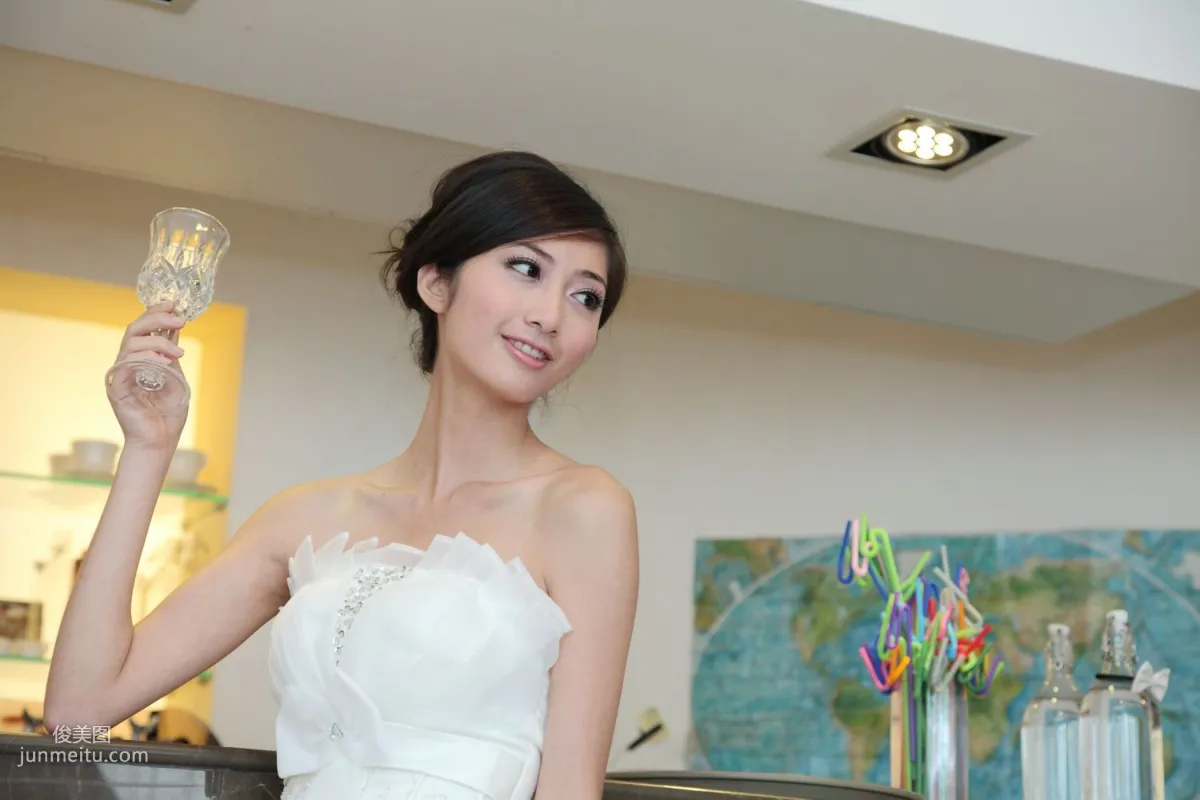 台灣氣質美女Emily《唯美白色婚紗》 寫真集 26
