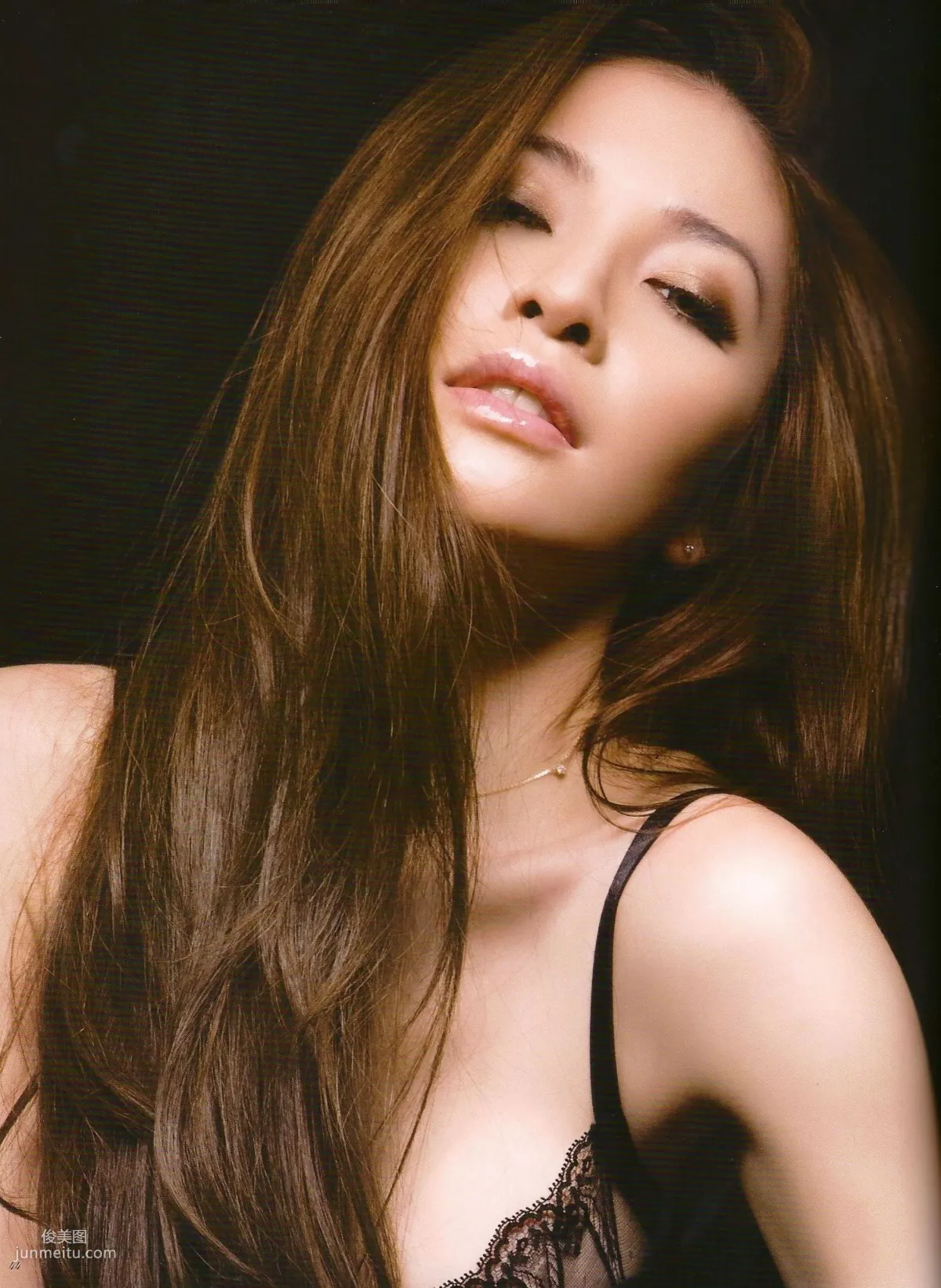 台灣美女許維恩Sharon《維恩的秘密花園》寫真集 32