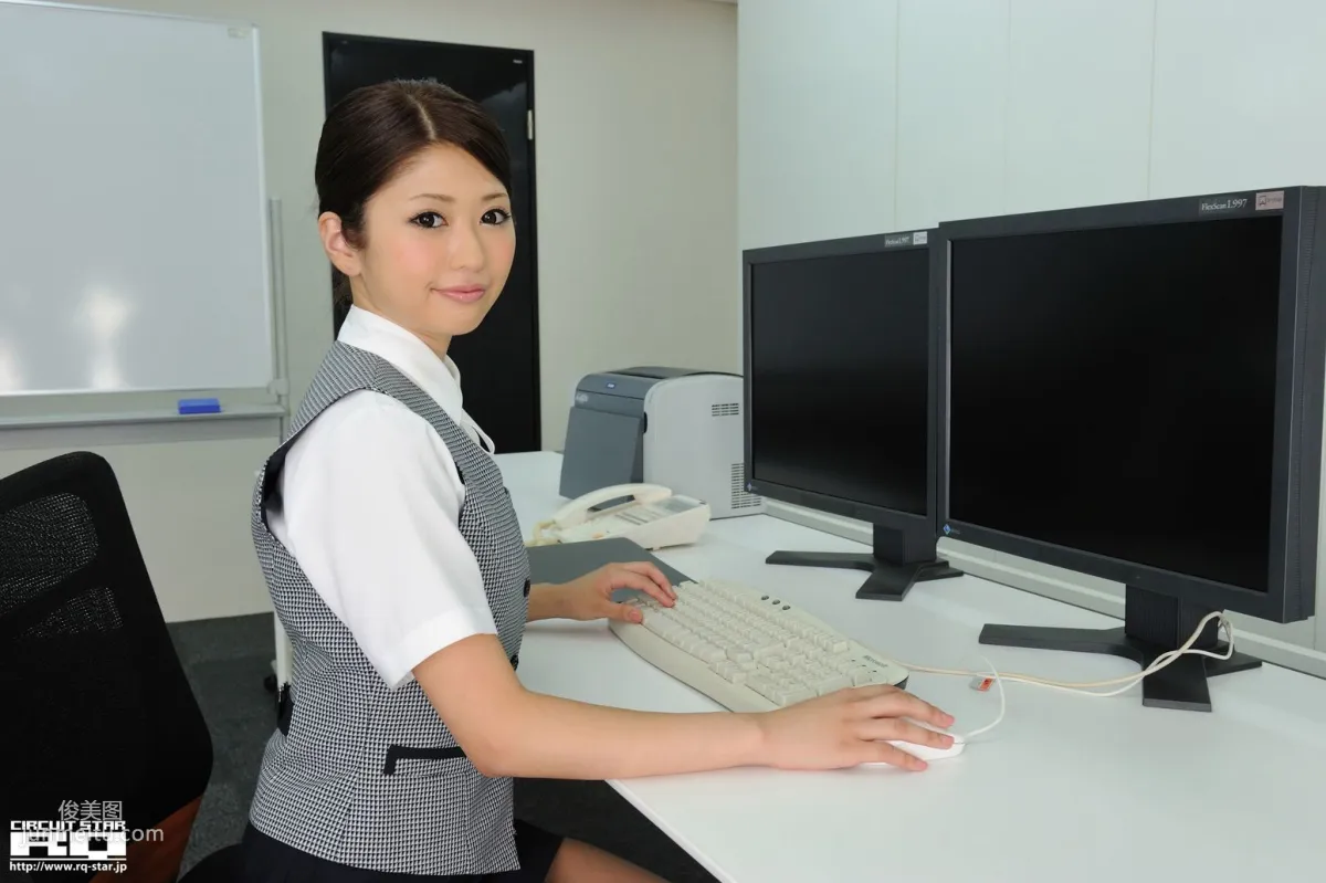 [RQ-STAR] NO.00530 Hitomi Nose 能勢ひとみ Office Lady 寫真集 4