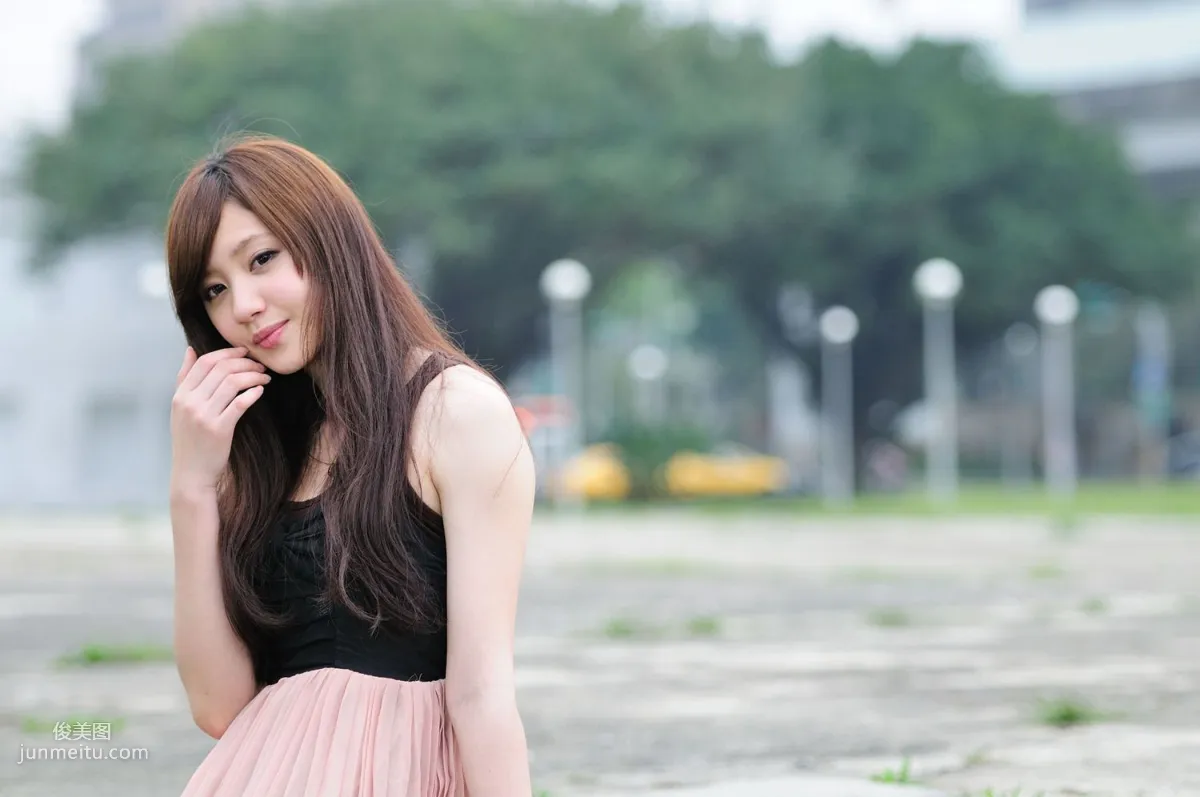 台灣美少女小雅《黑絲正妹街拍》寫真集 24