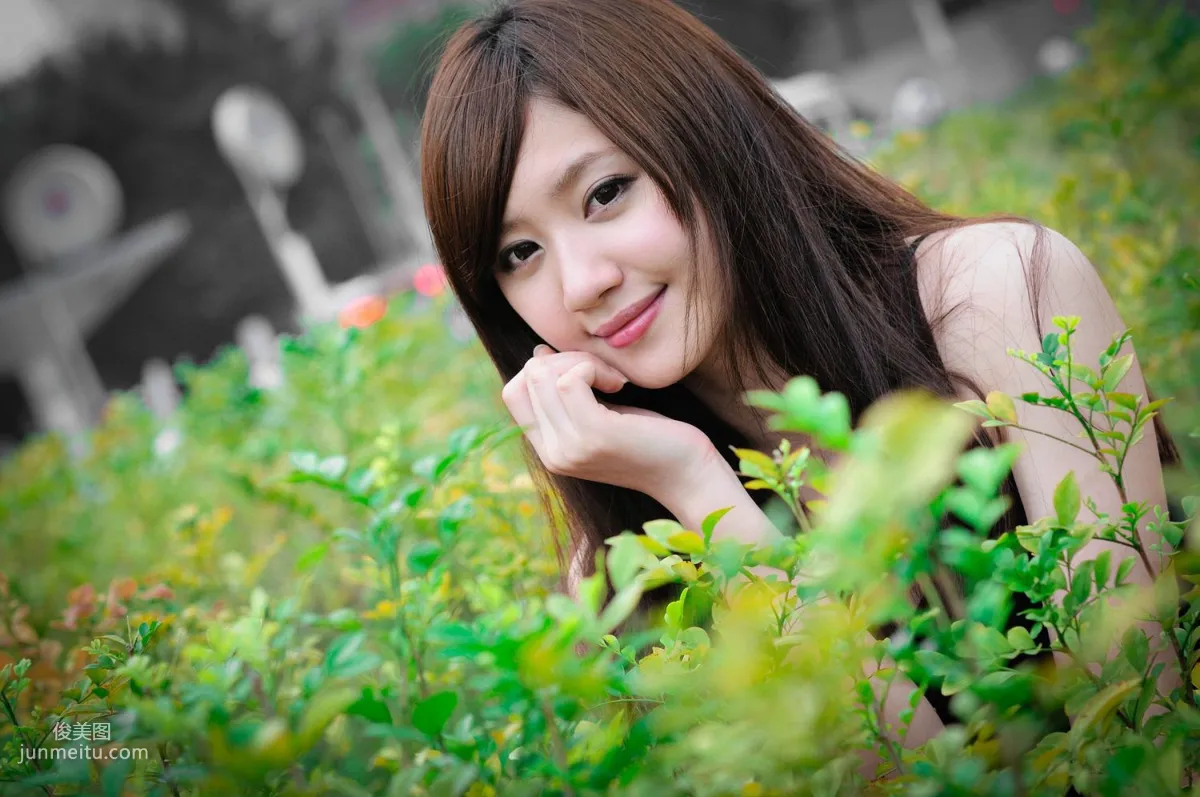 台灣美少女小雅《黑絲正妹街拍》寫真集 28