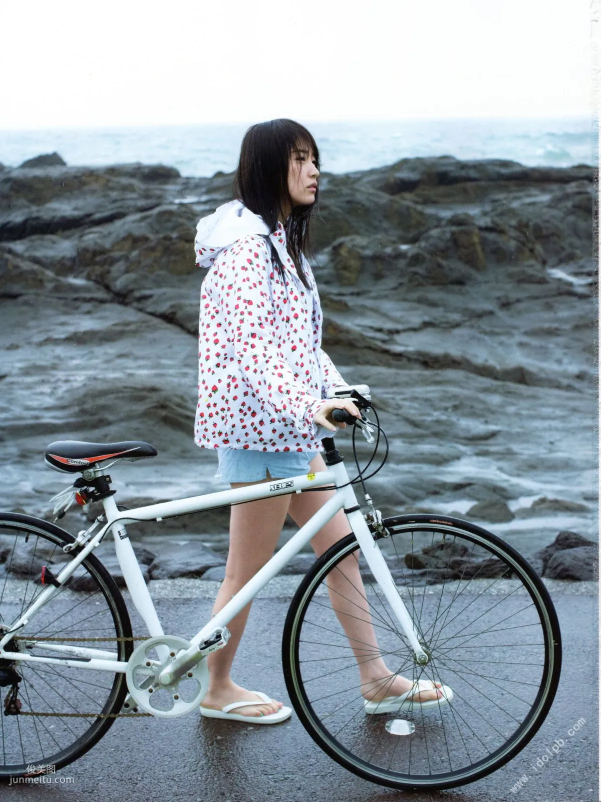 高山一実/高山一實 《戀かもしれない》 [PB寫真集] 32
