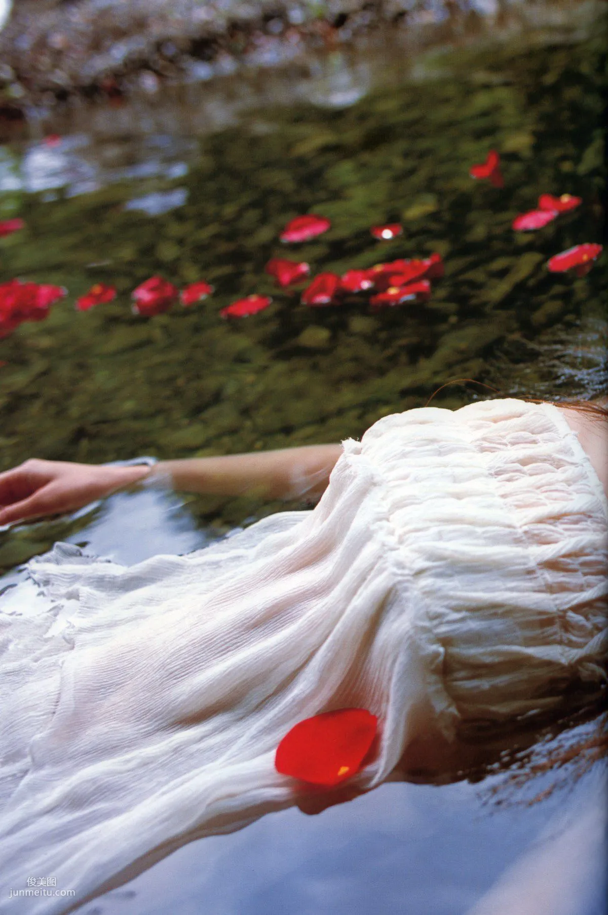 Takahashi Ai 高橋愛 《ai》 [PB] 寫真集 81