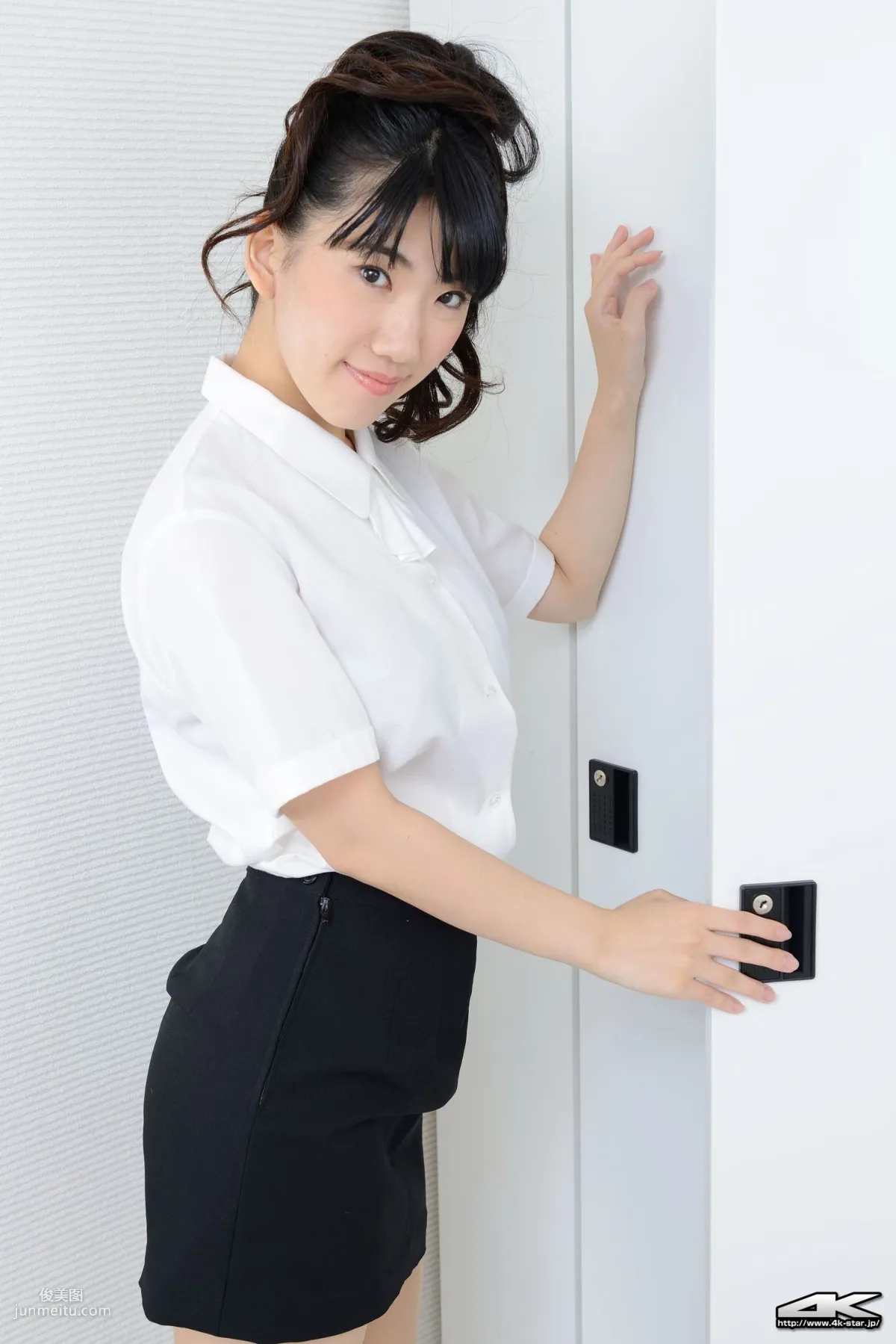 [4K-STAR] NO.00326 鈴川凜/鈴川凜 Office Lady 寫真集 10
