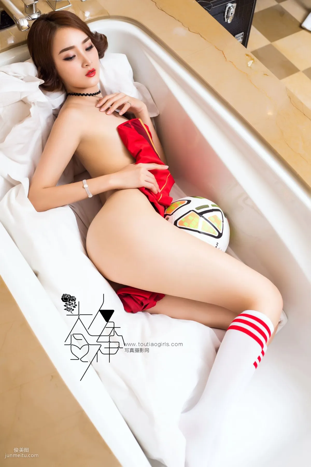 周夕愛《小紅魔寶寶 緻敬曼聯》 [頭條女神] 寫真集 18