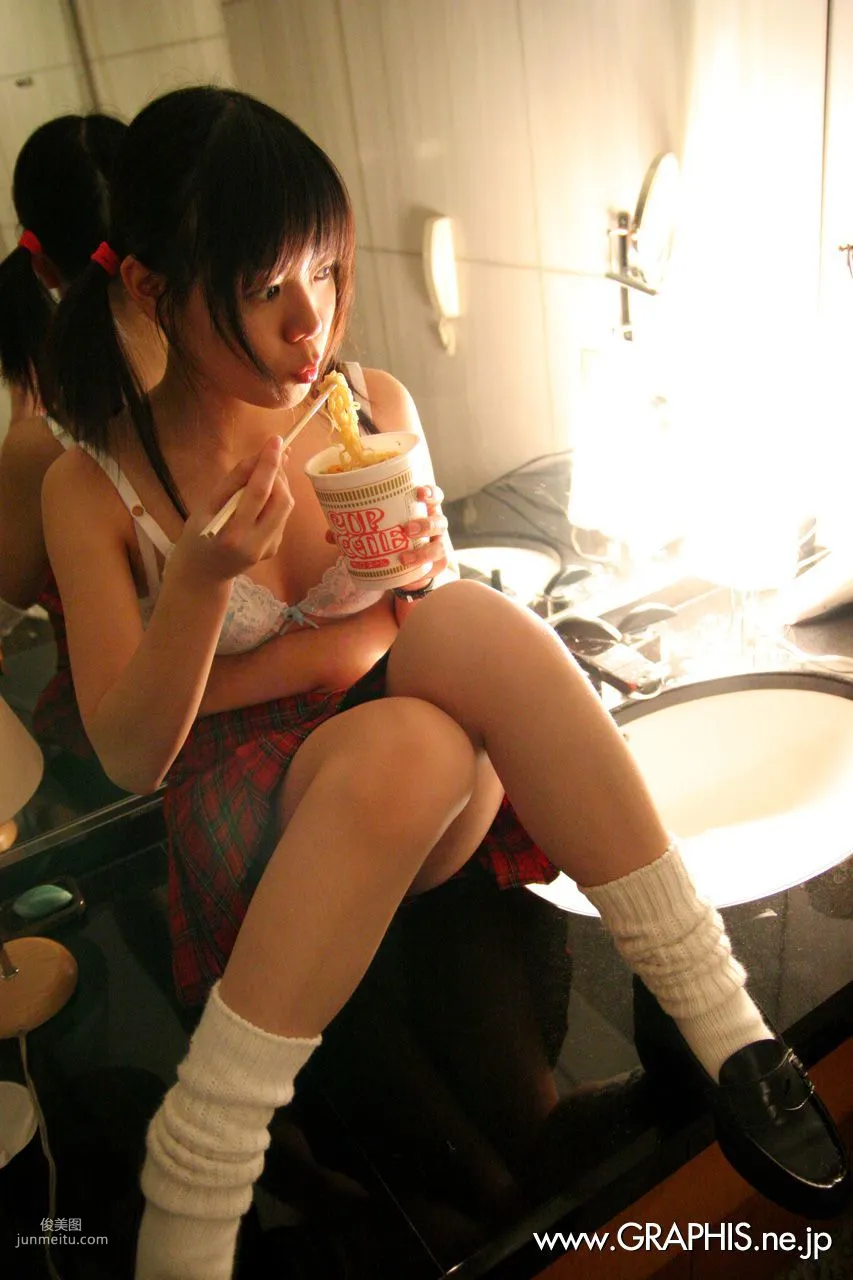 Yaya Ogata 緒方やや 《Innocent World》 [Graphis] Gals 寫真集 17