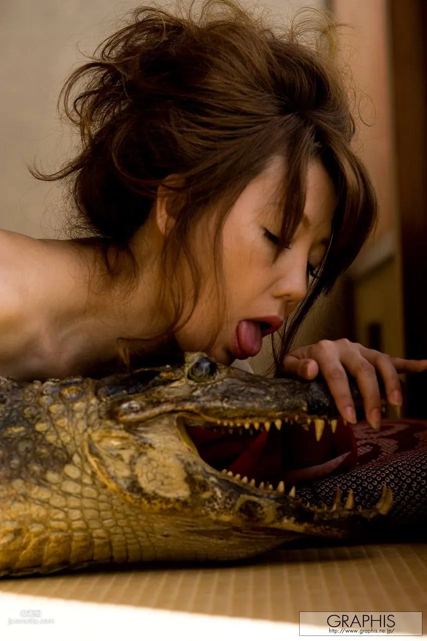 貝満ひとみ/鲛島琉生《The Crocodile Lady》 [Graphis] Special Contents 寫真集 20