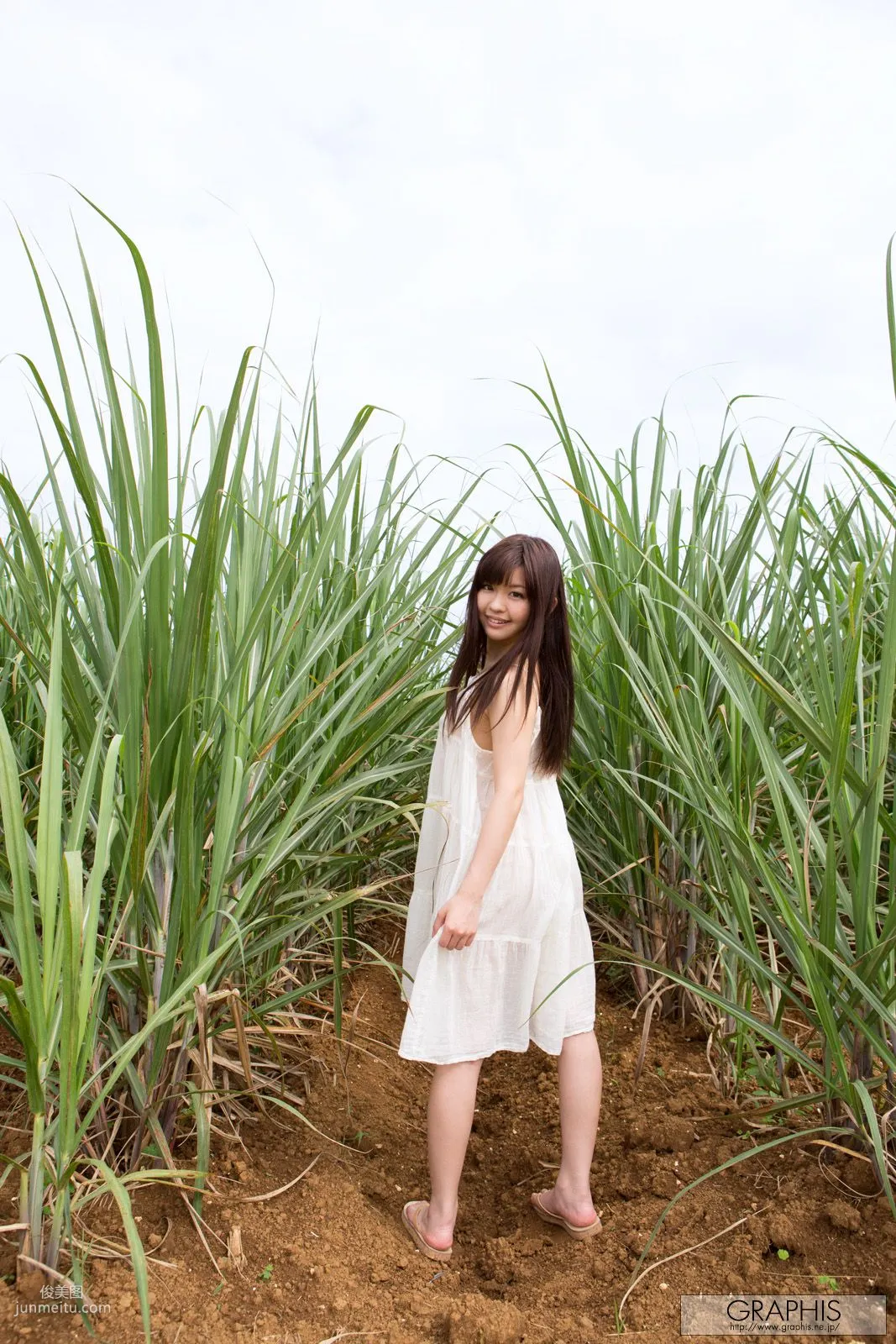 葉山めい/叶山芽衣 [Graphis] First Gravure 初脱ぎ娘 写真集1