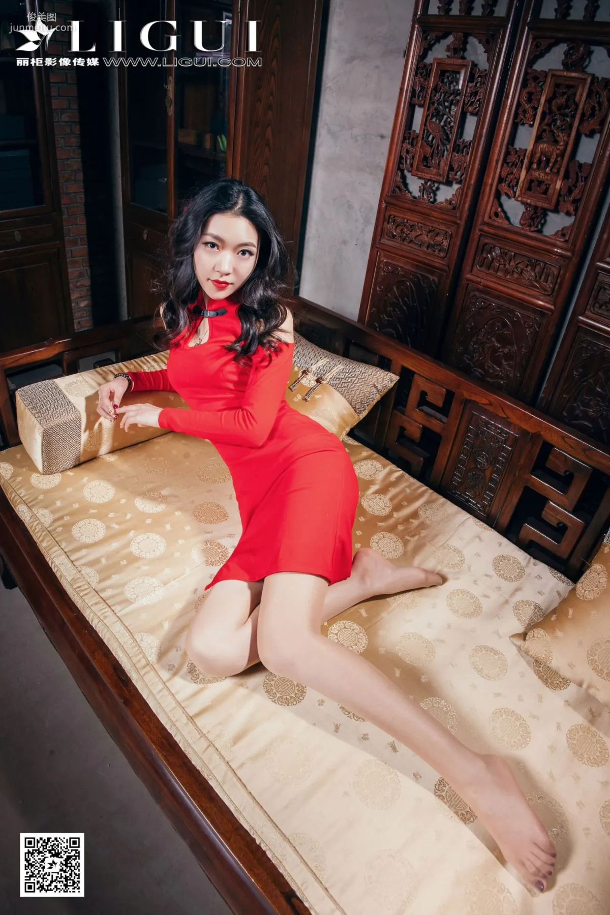 Model 文欣《古典紅色旗袍》 [麗櫃] 絲襪美足寫真集 16
