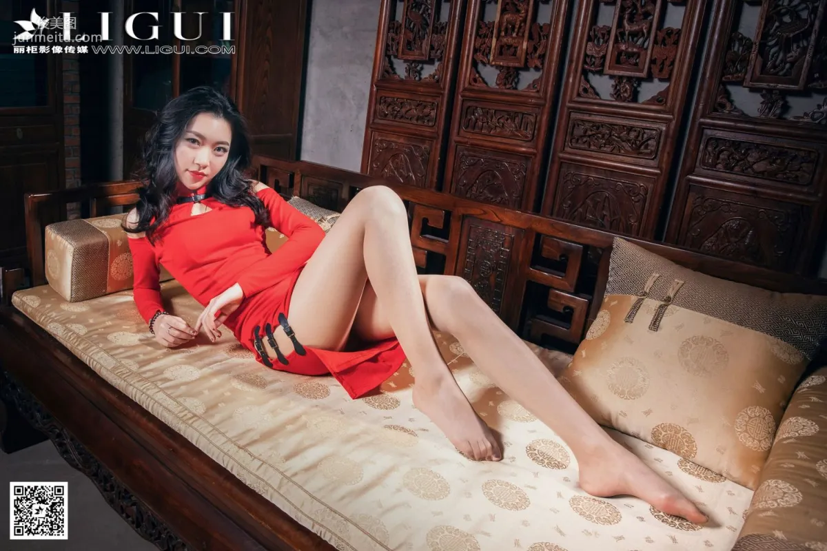 Model 文欣《古典紅色旗袍》 [麗櫃] 絲襪美足寫真集 18