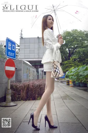 可馨《下雨天街拍OL》 [麗櫃] 美腿絲足寫真集