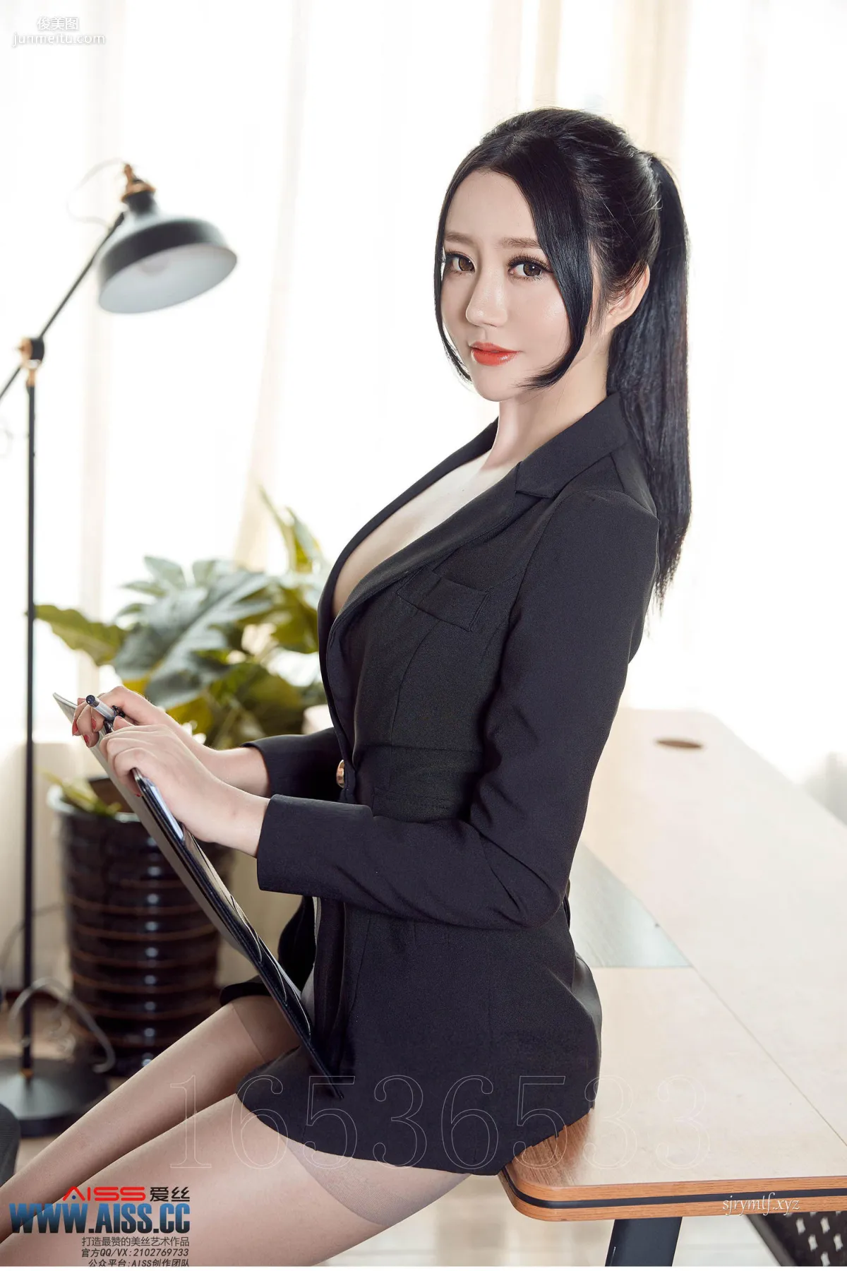 嚴佳麗《愛穿褲襪的上司》 [AISS愛絲] TR010 寫真集 3