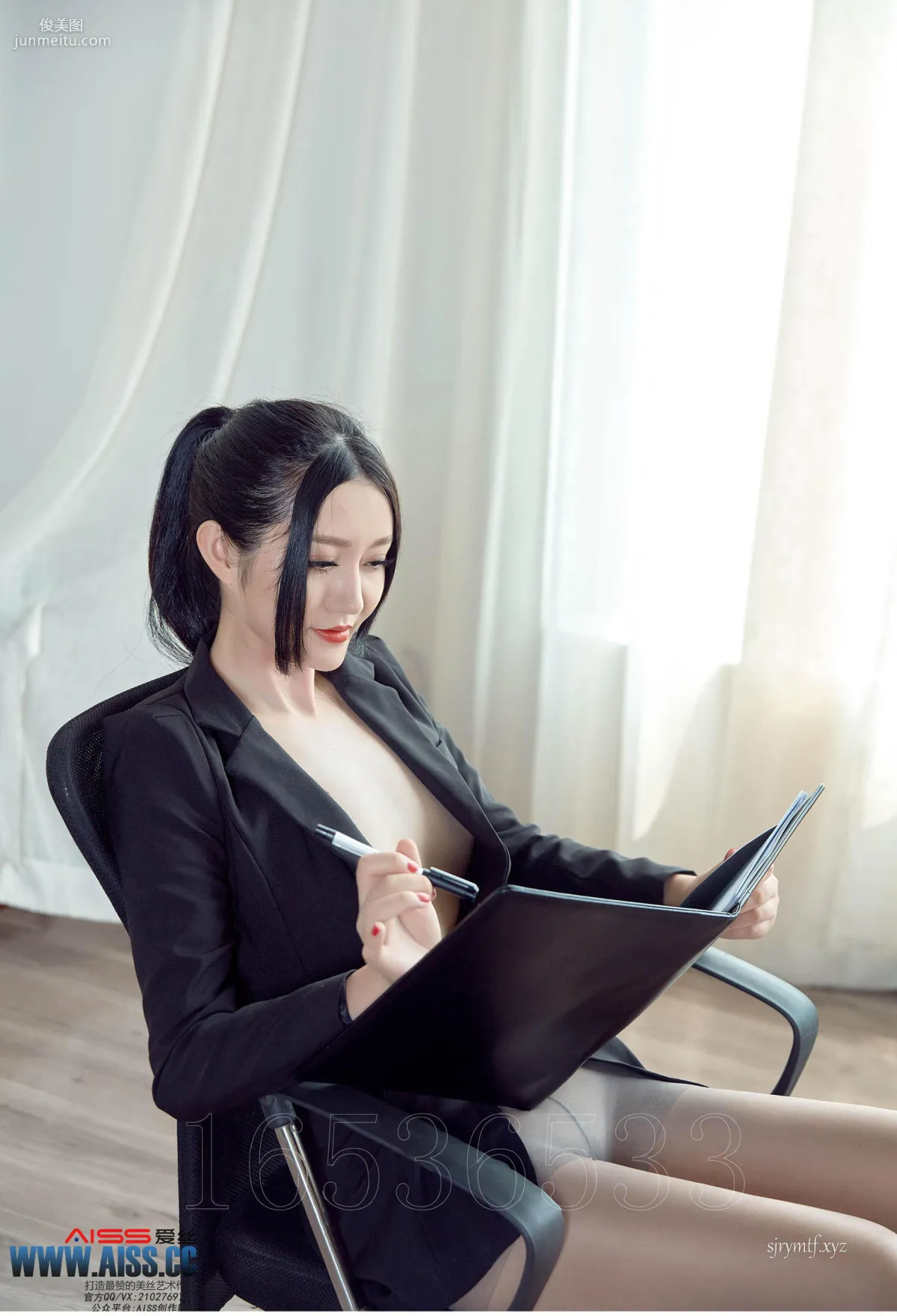 嚴佳麗《愛穿褲襪的上司》 [AISS愛絲] TR010 寫真集 12