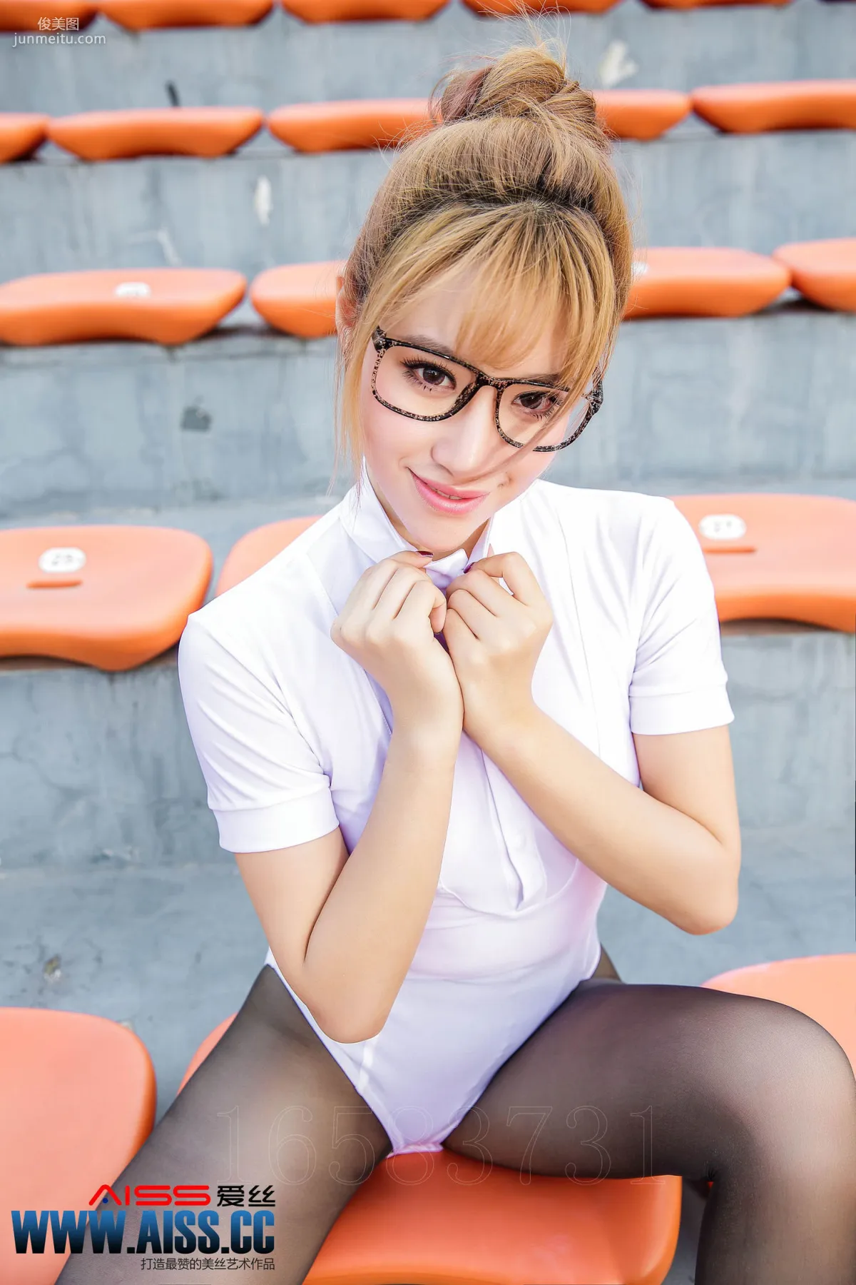 何冉《操場上的直穿少女》 [AISS愛絲] F5026 寫真集 86