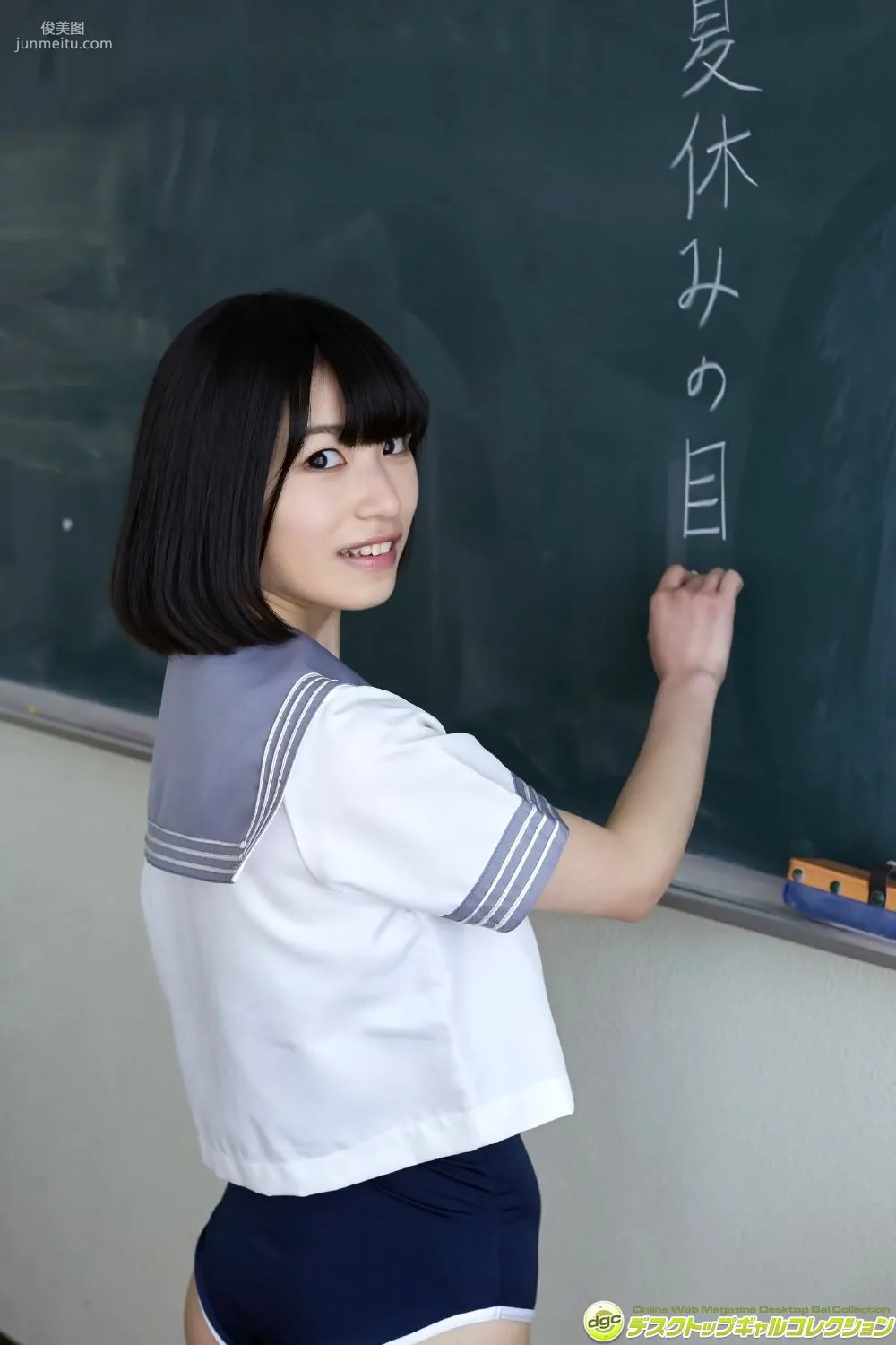 村上りいな《グミとアイドル大好きな美少女の制服物語！》 [DGC] 寫真集 12