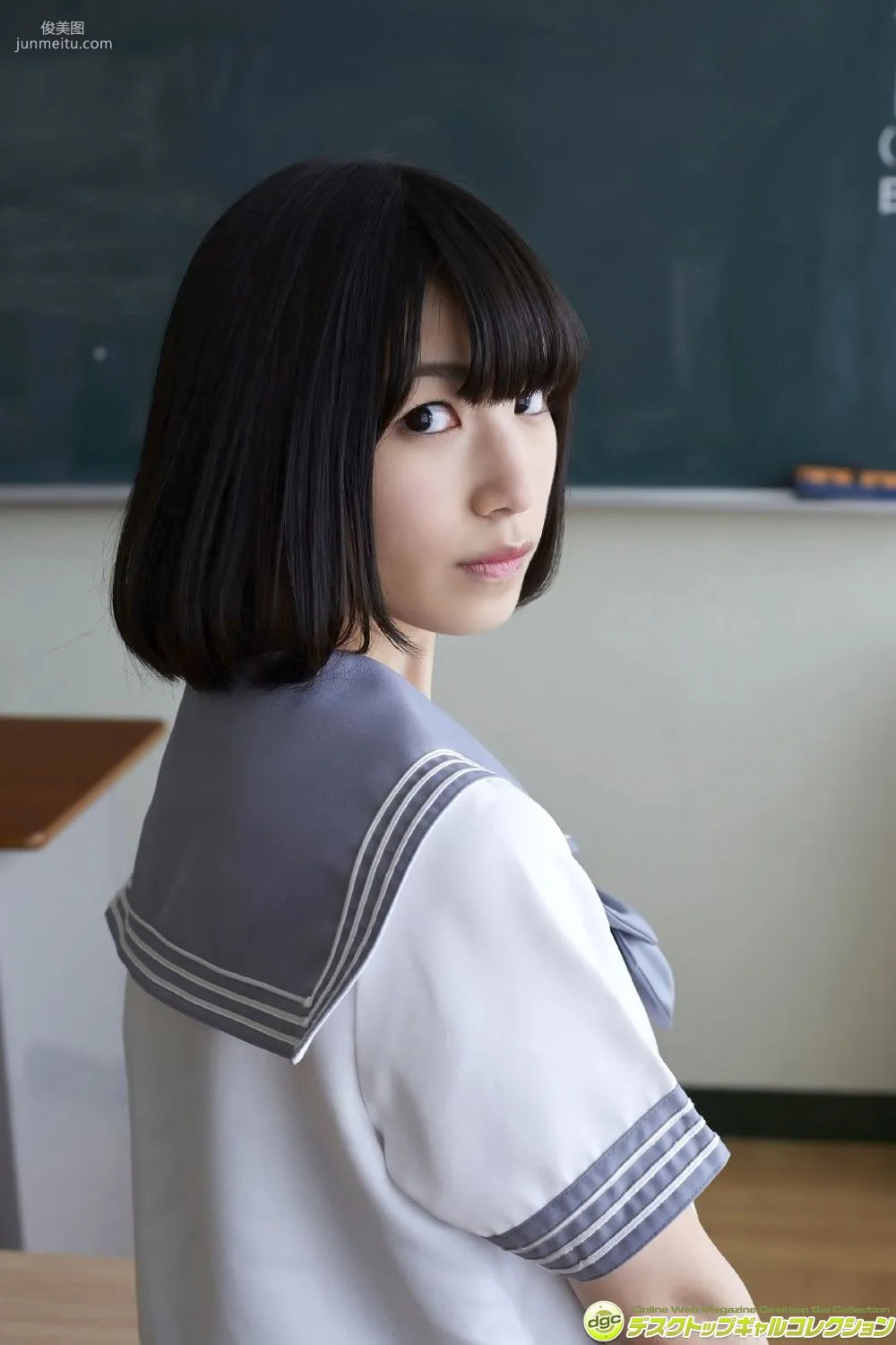 村上りいな《グミとアイドル大好きな美少女の制服物語！》 [DGC] 寫真集 10
