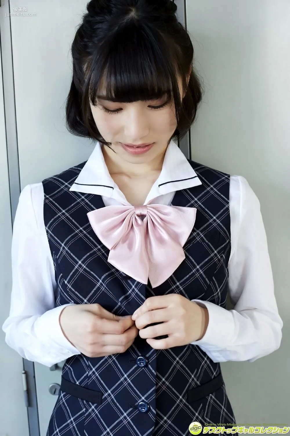 村上りいな《グミとアイドル大好きな美少女の制服物語！》 [DGC] 寫真集 32