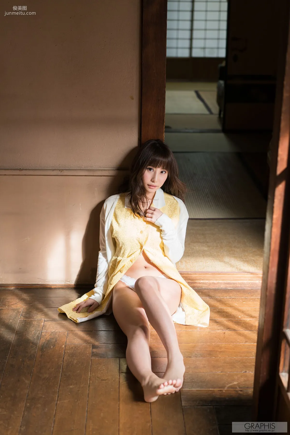 あやみ旬果『Sunbeams leaves』 [Graphis] Gals 写真集3