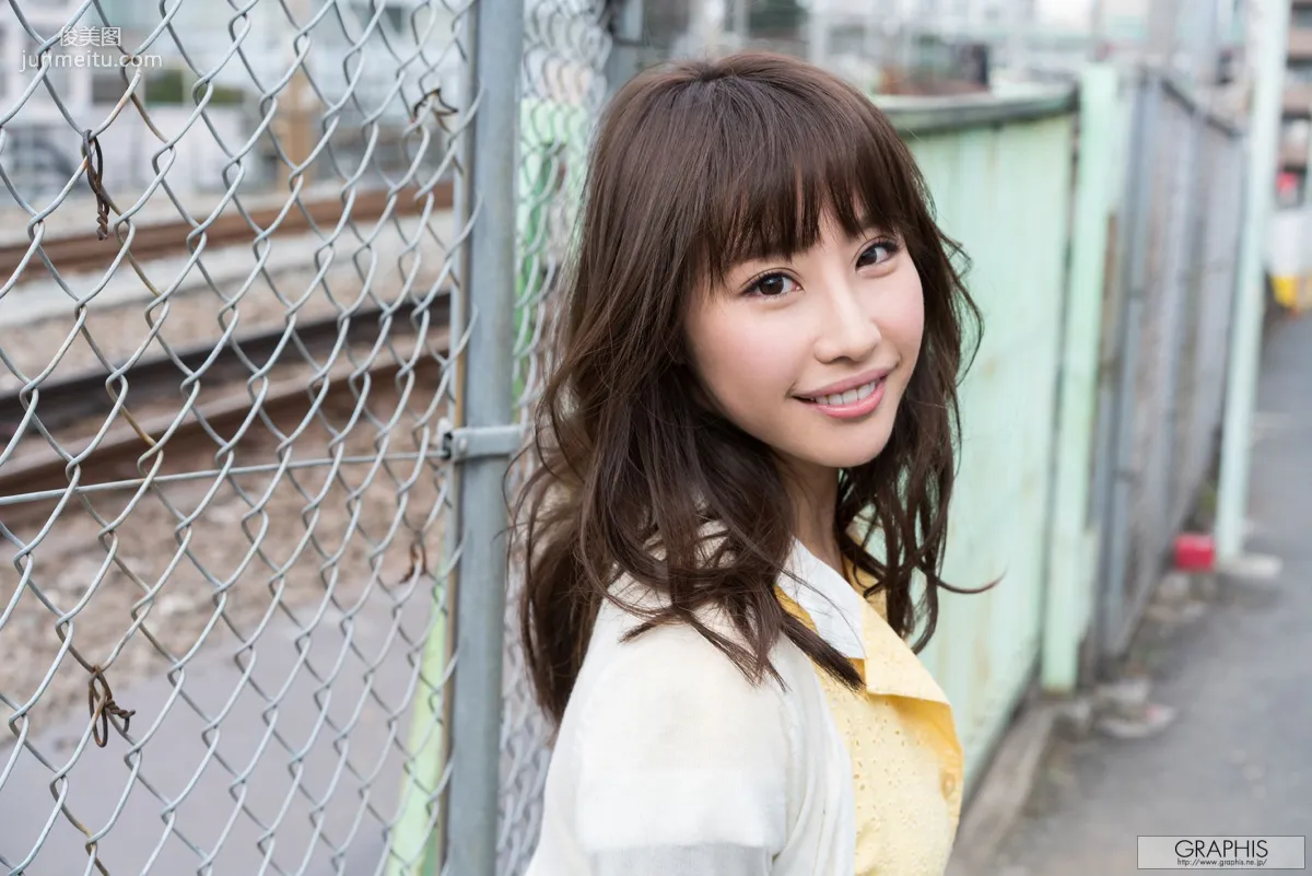 あやみ旬果『Sunbeams leaves』 [Graphis] Gals 写真集1