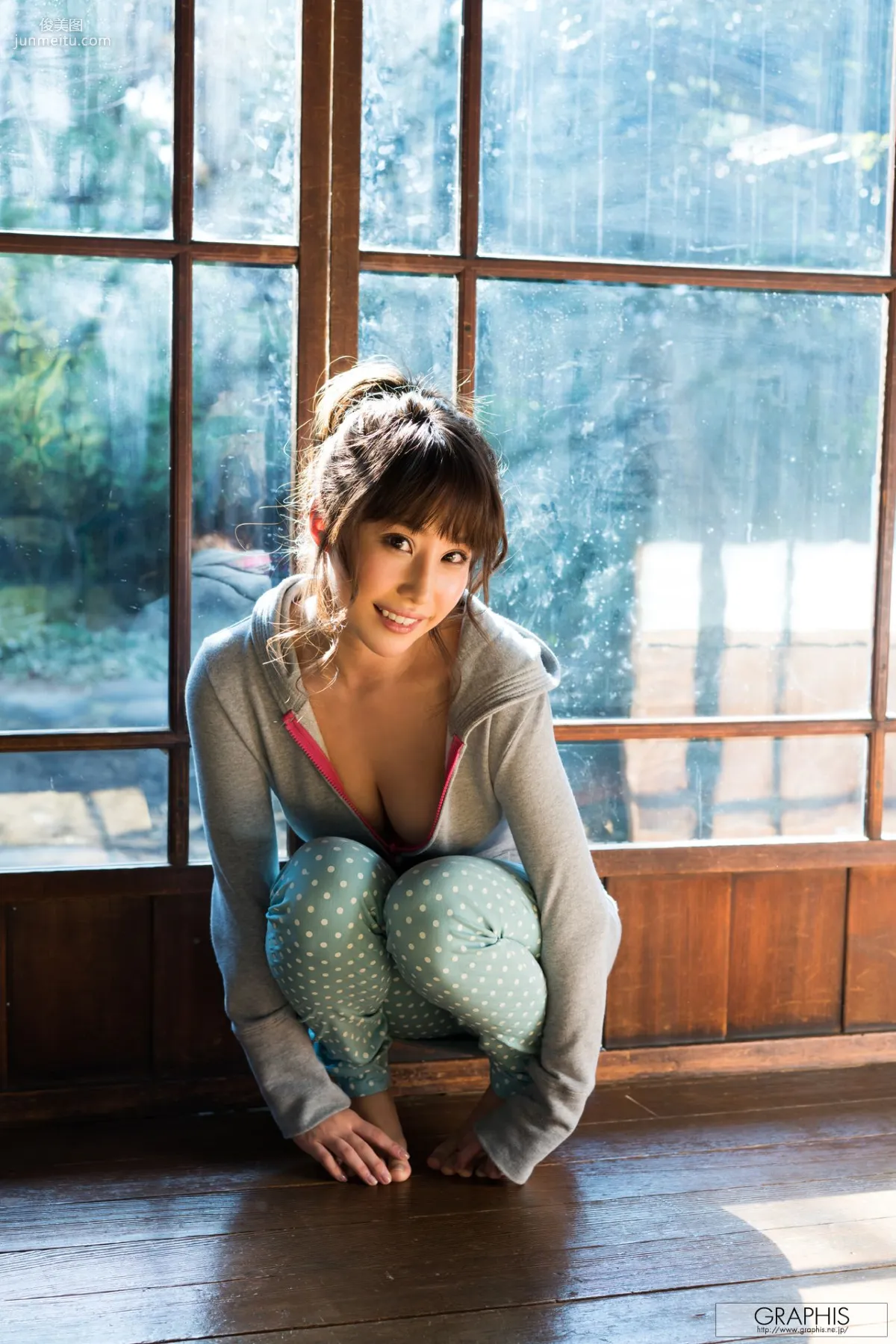 あやみ旬果『Sunbeams leaves』 [Graphis] Gals 写真集10