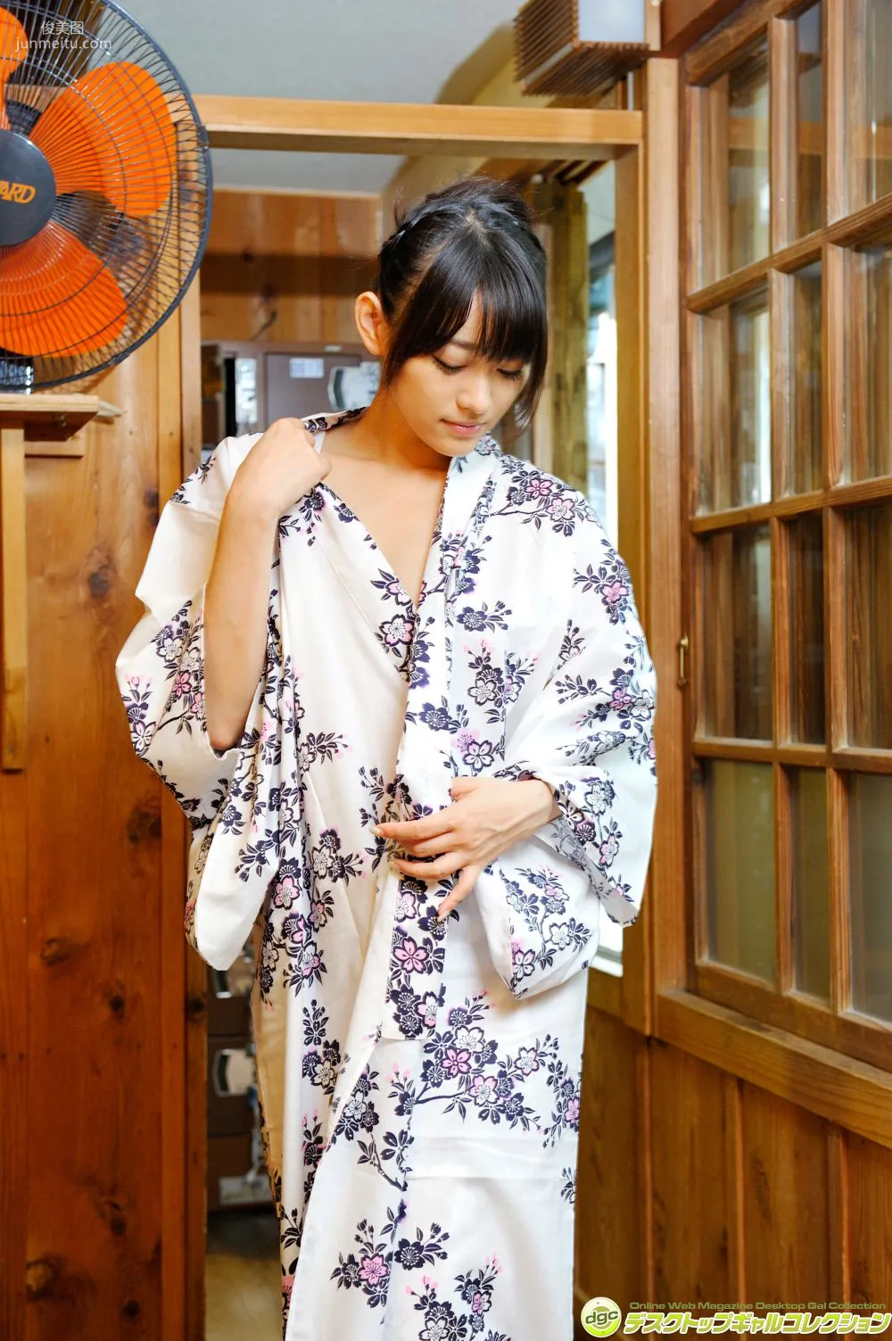 西野翔《最近は、若妻役が多くなったベテラン女優!》寫真集 [DGC] NO.1189 51