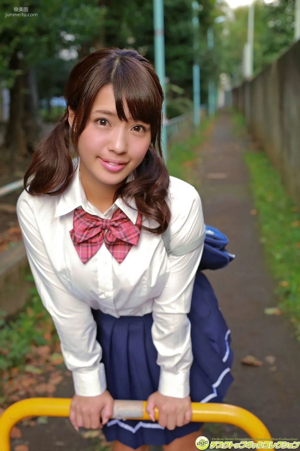 橋本梨菜《制服がはち切れるほどの大迫力Gカップ!》寫真集 [DGC] NO.1290 2