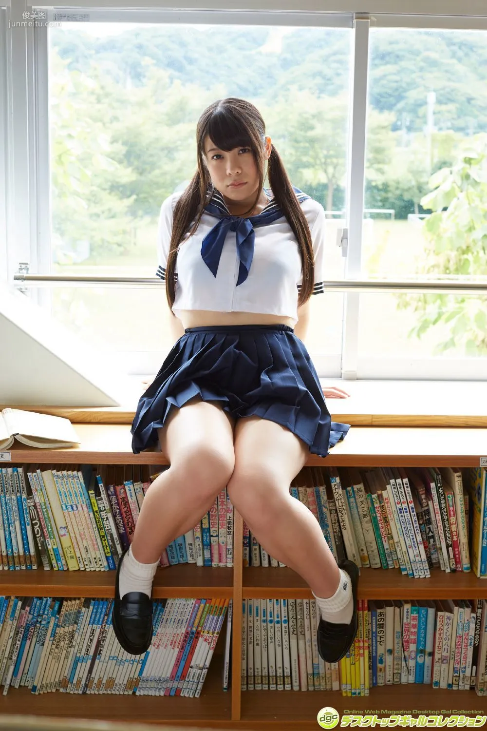 東條詩織《制服の下のFカップに完全ノックアウト!!》 寫真集 [DGC] NO.1346 11