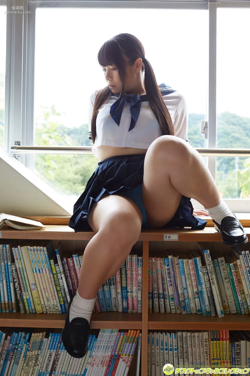 東條詩織《制服の下のFカップに完全ノックアウト!!》 寫真集 [DGC] NO.1346 12
