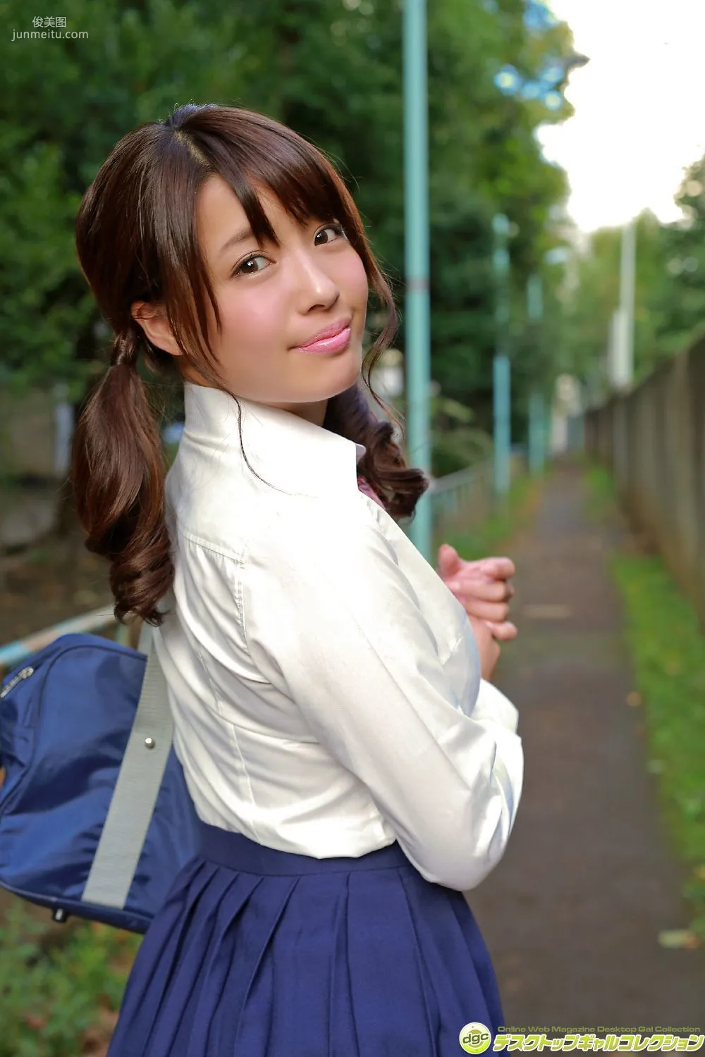 橋本梨菜《制服がはち切れるほどの大迫力Gカップ!》寫真集 [DGC] NO.1290 1